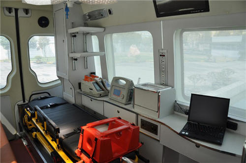 定西县救护车内部